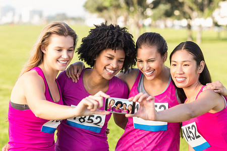 支持配合摄影照片_支持乳腺癌马拉松和自拍的跑步者