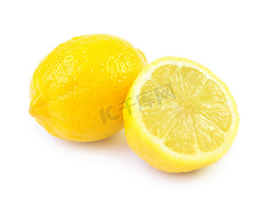 白色背景上的特写新鲜柠檬水果片
