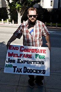 抗议者摄影照片_抗议者在占领洛杉矶举着牌子。