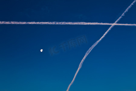 月亮飞机摄影照片_月球和飞机轨迹