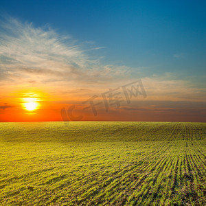 徽州农田摄影照片_绿色田野下最后的阳光