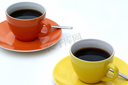 两杯咖啡。