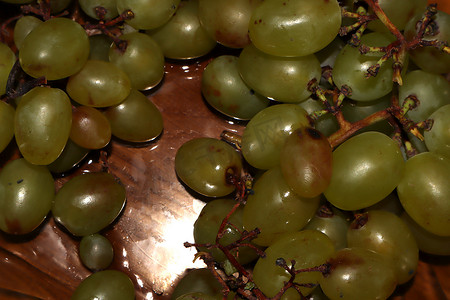 绿色枯萎的葡萄