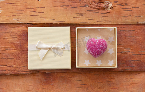 礼品盒中的粉色巧克力