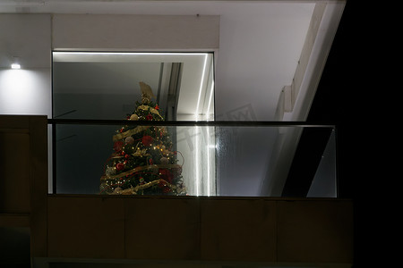 建筑阳台上装饰着圣诞树和装饰品。