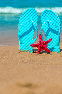 沙滩鞋和海星在海上的垂直拍摄