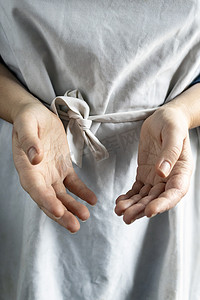 穿着白色厨师围裙的女性双手握住虚空。