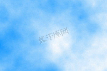 天安门背景图竖版摄影照片_清晨有云的浅蓝天，抽象背景