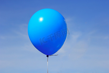 可膨胀的气球，在反对蓝天的照片