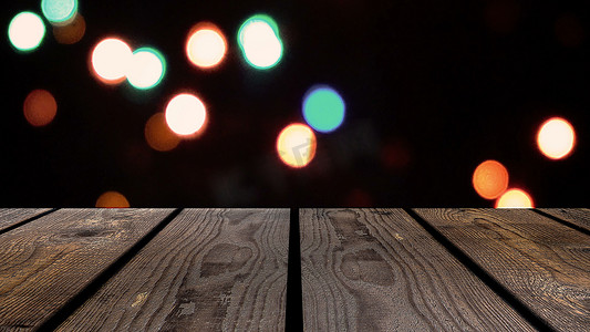 夜晚的透视木材和散景背景以及灯光闪烁的眩光。