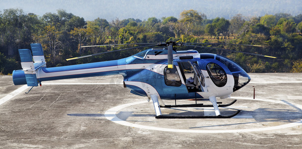蓝色的直升飞机摄影照片_直升飞机停机坪查谟克什米尔印度