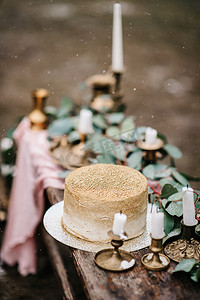 金色婚礼装饰摄影照片_带有金色蛋糕的婚礼装饰