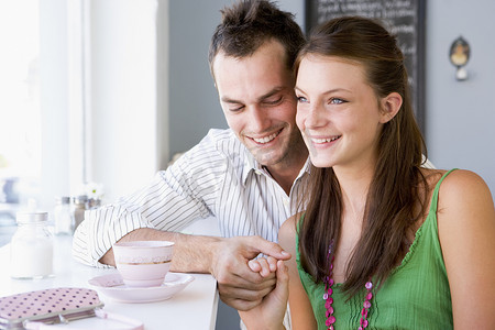年轻夫妇在自助餐厅喝茶