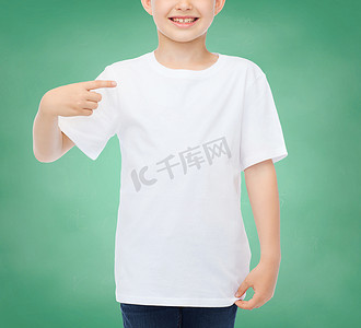 男t摄影照片_穿着白色空白 T 恤的微笑小男孩