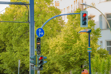 道路车辆和电车的街道红绿灯在城市