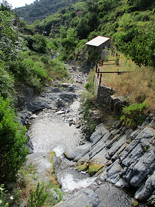 小溪在 Vernazza, 5 Terre Gulf