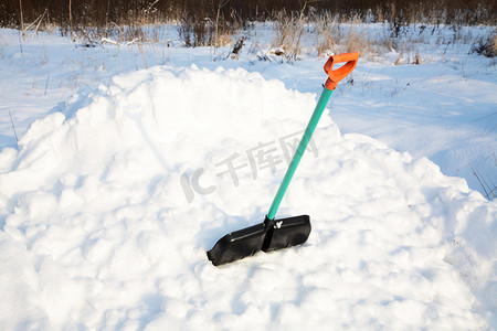 用于清雪的铲子伸出雪堆