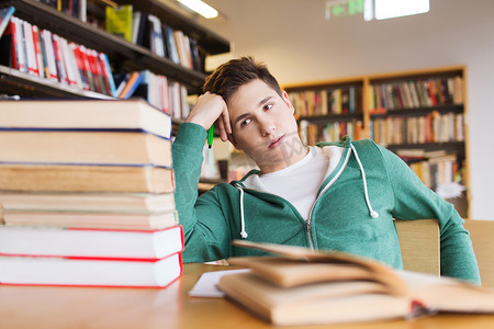 无聊的学生或年轻人在图书馆看书