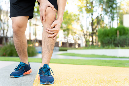 男性跑步运动员腿部受伤和疼痛。