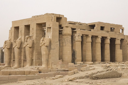 古埃及巨石的建筑物和柱子。