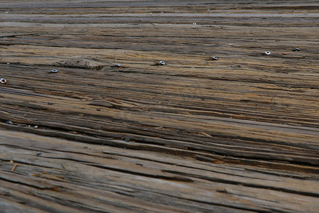 在港口海上的白色木板木通道的顶部视图。