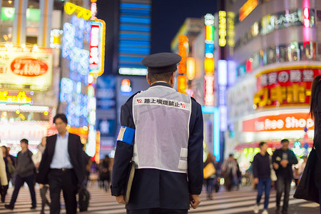站在日本东京新宿的日本警察。