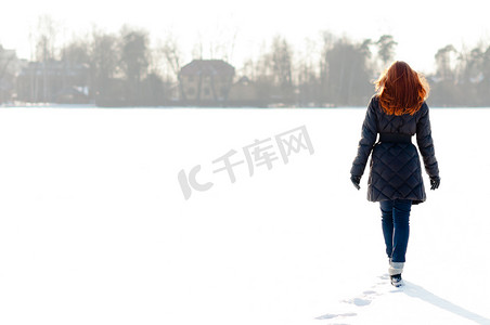 冻脚摄影照片_走在冻湖的俏丽的女孩