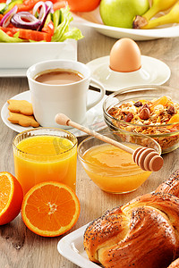 “早餐包括咖啡、面包、蜂蜜、橙汁、麦片”