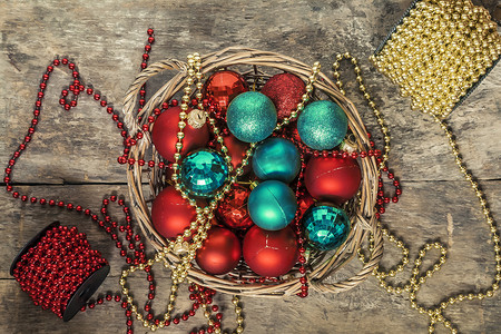 圣诞球红、金、绿、珠子放在木篮里