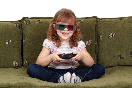 戴着 3d 眼镜的快乐小女孩玩电子游戏