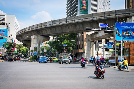 摩托车和汽车在曼谷街道上