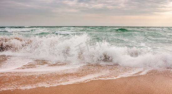 海浪在沙滩上奔跑