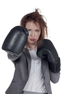 一个带着拳击手套的压力很大的女商人