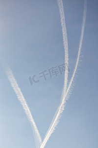 飞机在天空留下的喷气燃料痕迹