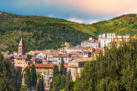 意大利全景小镇 Tivoli 位于拉齐奥的罗马附近，周围环绕着茂密的森林