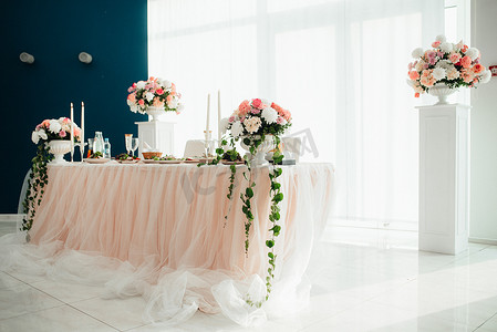 宴会厅摄影照片_带有装饰元素的婚礼宴会厅