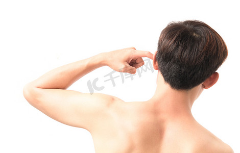 男人用手指在白色背景上挠痒痒的耳朵，治愈