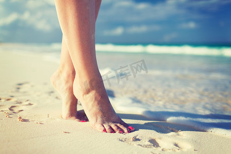 海边女人摄影照片_海边女人腿的特写