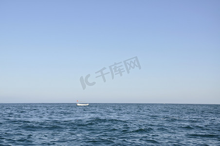 红旗l5摄影照片_一艘航行在印度洋的小船