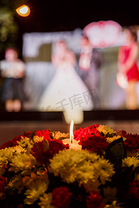 花中的蜡烛 — 模糊的婚礼庆典背景