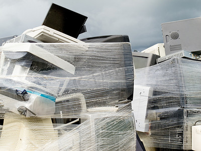 电子废料摄影照片_收缩包装的一堆电子电脑废料