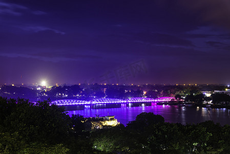 桥越南摄影照片_越南顺化的 Truong Tien 桥