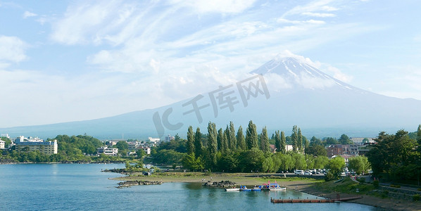 日本富士山 Fujiyama 山、湖和蓝天与美好的云彩