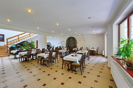 一间别致的房间，桌子上铺着白色桌布，在一家经过现代装修的酒店内拥有美丽的内饰。