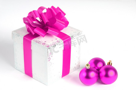 粉红色的新年礼品盒上白色孤立