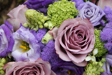 紫色婚礼摄影照片_深浅不一的紫色新娘布置