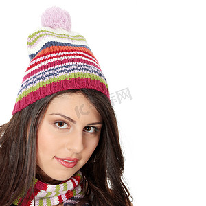 冬秋天的摄影照片_戴冬帽的年轻女子