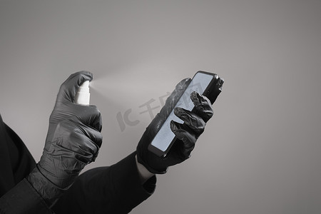 用消毒剂清洁手机，全黑概念。