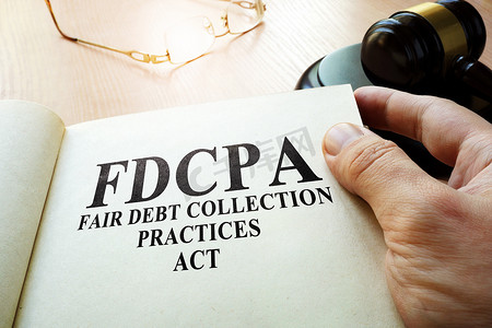 公平收债实践法 FDCPA 在桌子上。