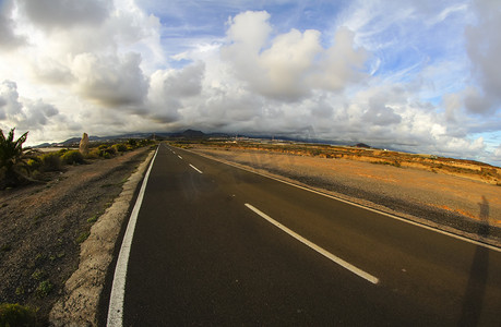 沙漠之路摄影照片_漫长的空旷沙漠之路